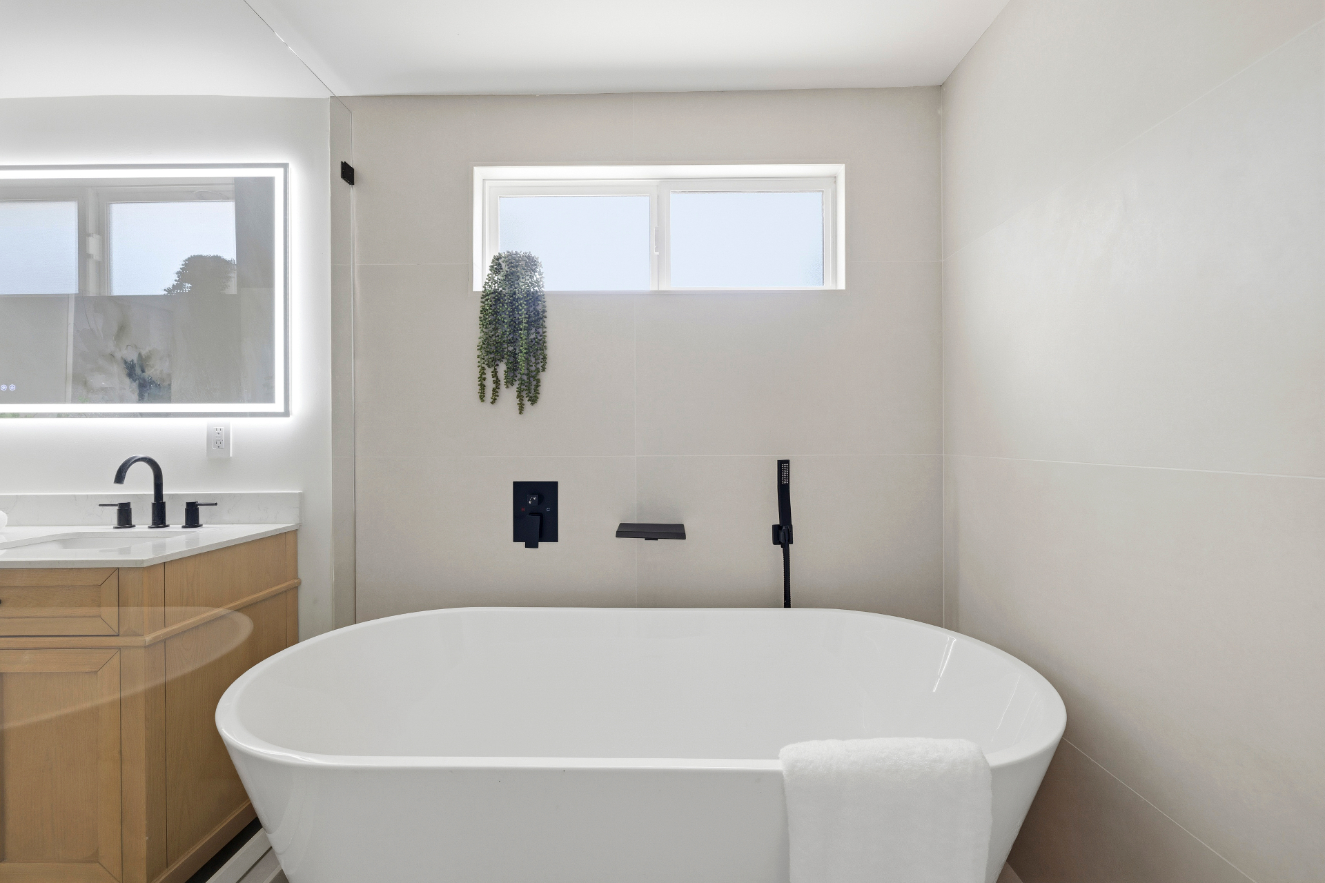 Freestanding soaking tub
